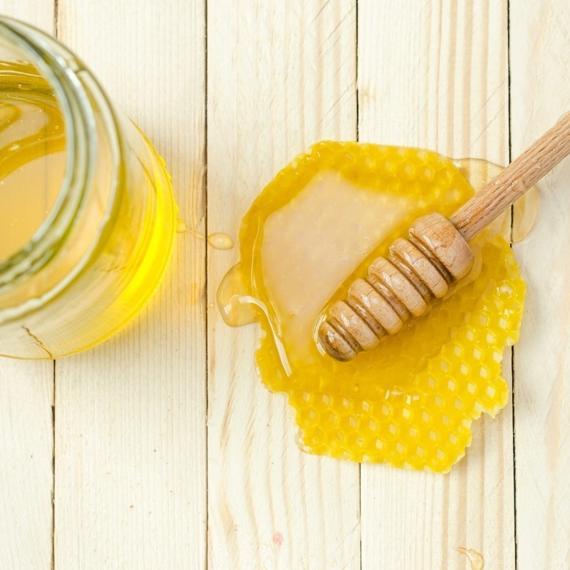 Можно греть мед. Мед светло желтый. Консистенция меда. Можно ли греть мед. Oh_Honey.