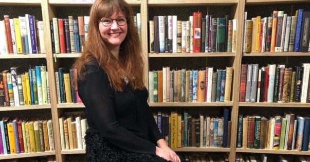Allison Devers: Φέρνει τις γυναίκες της λογοτεχνίας στο προσκήνιο από ...