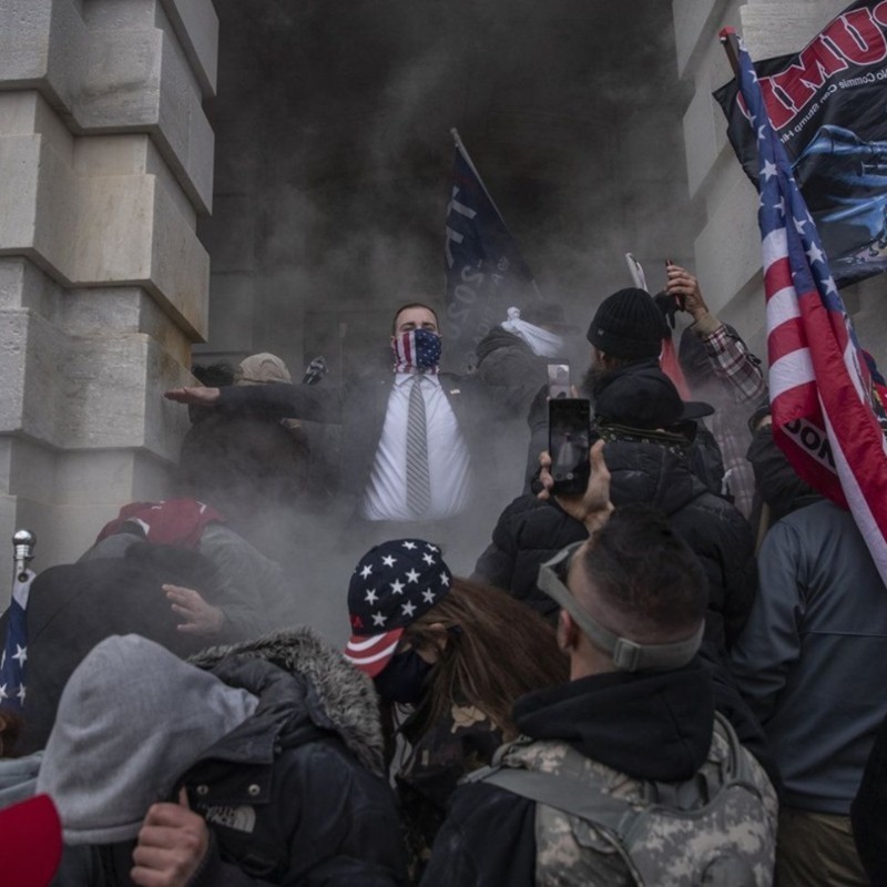 Το Smithsonian συγκεντρώνει ό,τι άφησαν πίσω τους οι εισβολείς του Καπιτωλίου – «Για να θυμούνται οι επόμενες γενιές»