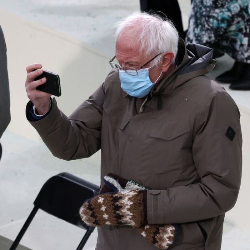 Μπέρνι Σάντερς: Ξεπούλησαν τα προϊόντα με την φωτογραφία του με τα χοντρά πλεκτά γάντια