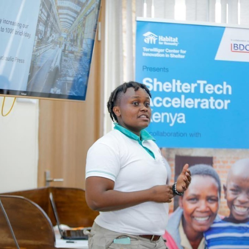 Νζάμπι Ματί: Η μηχανικός από την Κένυα που βρήκε τρόπο να μετατρέπει το πλαστικό σε τούβλα