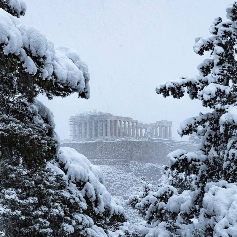 Η χιονισμένη Αθήνα ενθουσίασε τους ξένους πρέσβεις: «Η Ελλάδα μετατράπηκε σε χειμωνιάτικη χώρα των θαυμάτων»