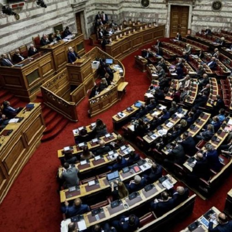 Κυριάκος Μητσοτάκης και Αλέξης Τσίπρας διασταυρώνουν τα ξίφη τους για την βία - Live η αντιπαράθεση των πολιτικών αρχηγών στη Βουλή