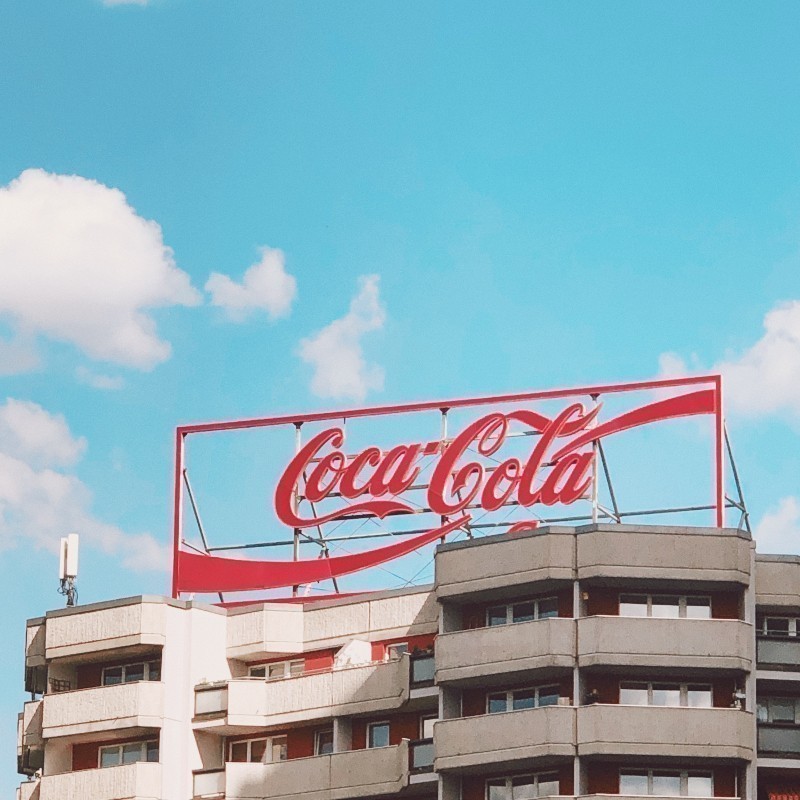 Coca Cola HBC: Σχεδιάζει «μέγα» εργοστάσιο στην Ουγγαρία – Η συμφωνία με την τοπική κυβέρνηση