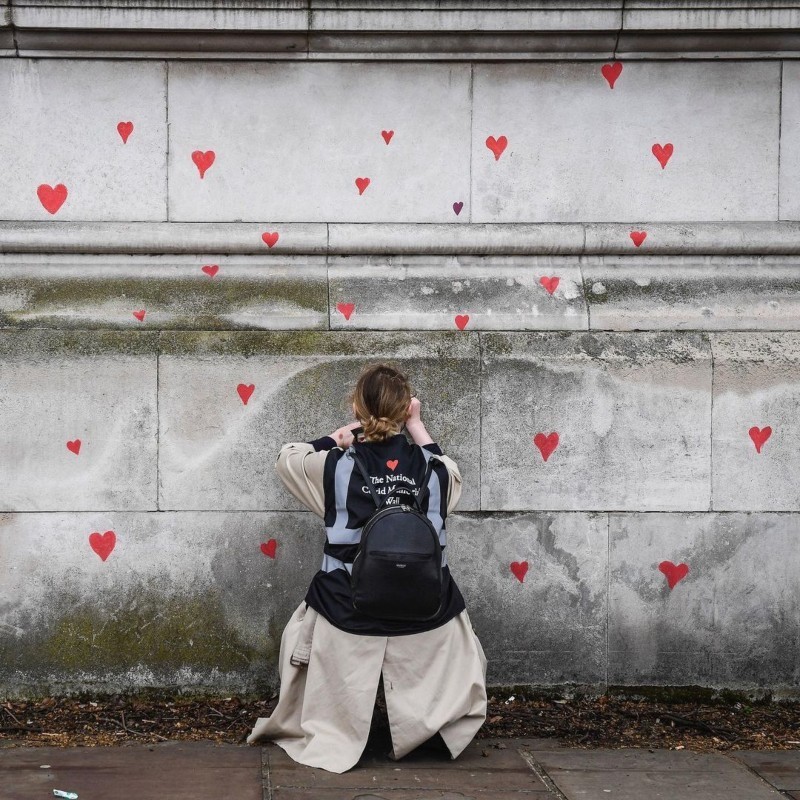 Μία καρδιά για κάθε ζωή που χάθηκε: Συγκινητική τοιχογραφία στο Λονδίνο για τα θύματα του κορονοϊού