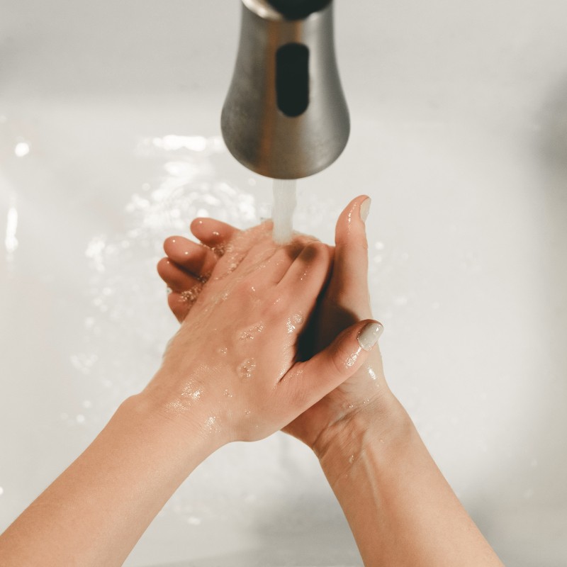 Κορονοϊός: Νέες οδηγίες CDC για το πλύσιμο των χεριών και την απολύμανση των επιφανειών