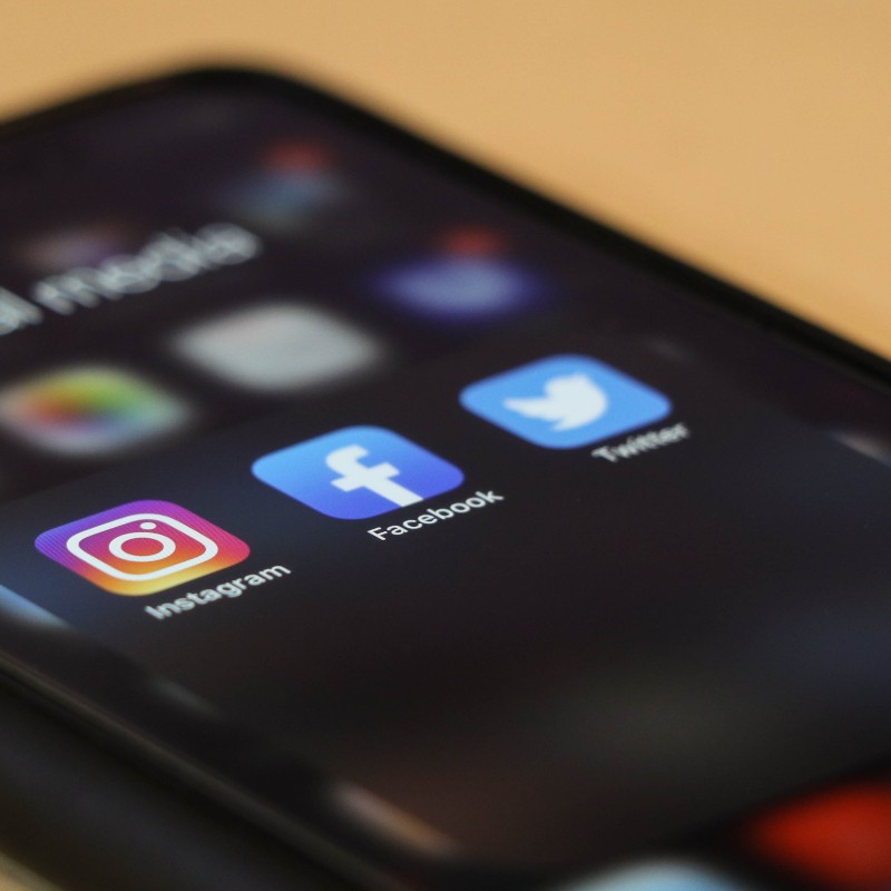 Ο κίνδυνος των social media: Οι 7 εφαρμογές που δεν πρέπει να χρησιμοποιούν τα παιδιά